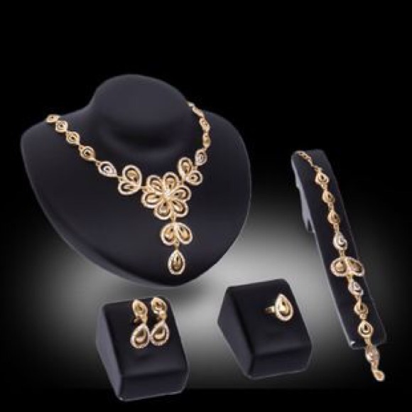 Jewelry - 4 piece set  - Gold bling Flower 🌺 Inlaid Stones Necklace Set ( 18k Alloy )